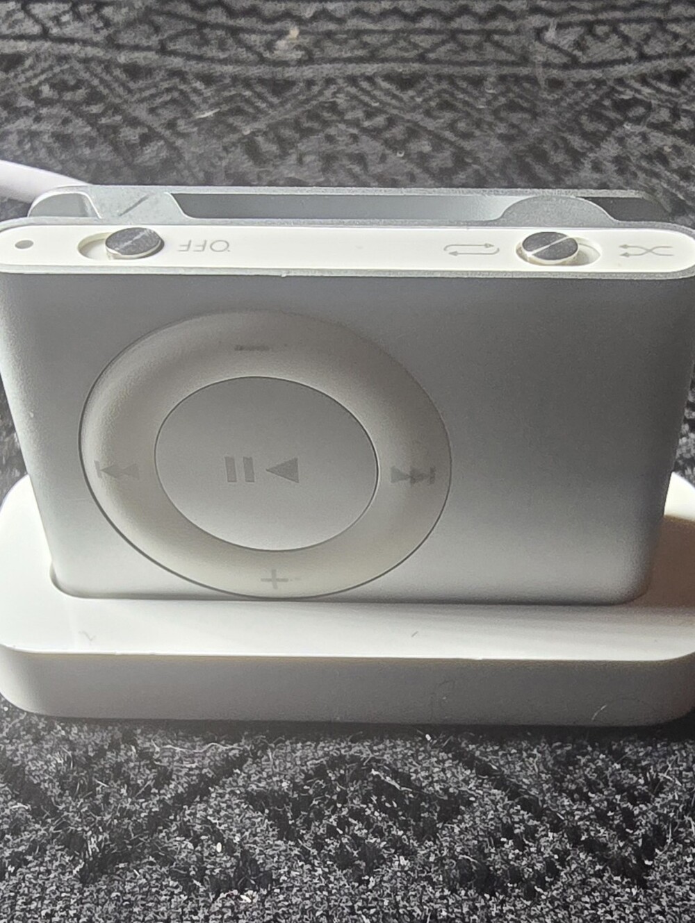 APPLE White Silver Portable I-POD SHUFFLE MP4 Player.